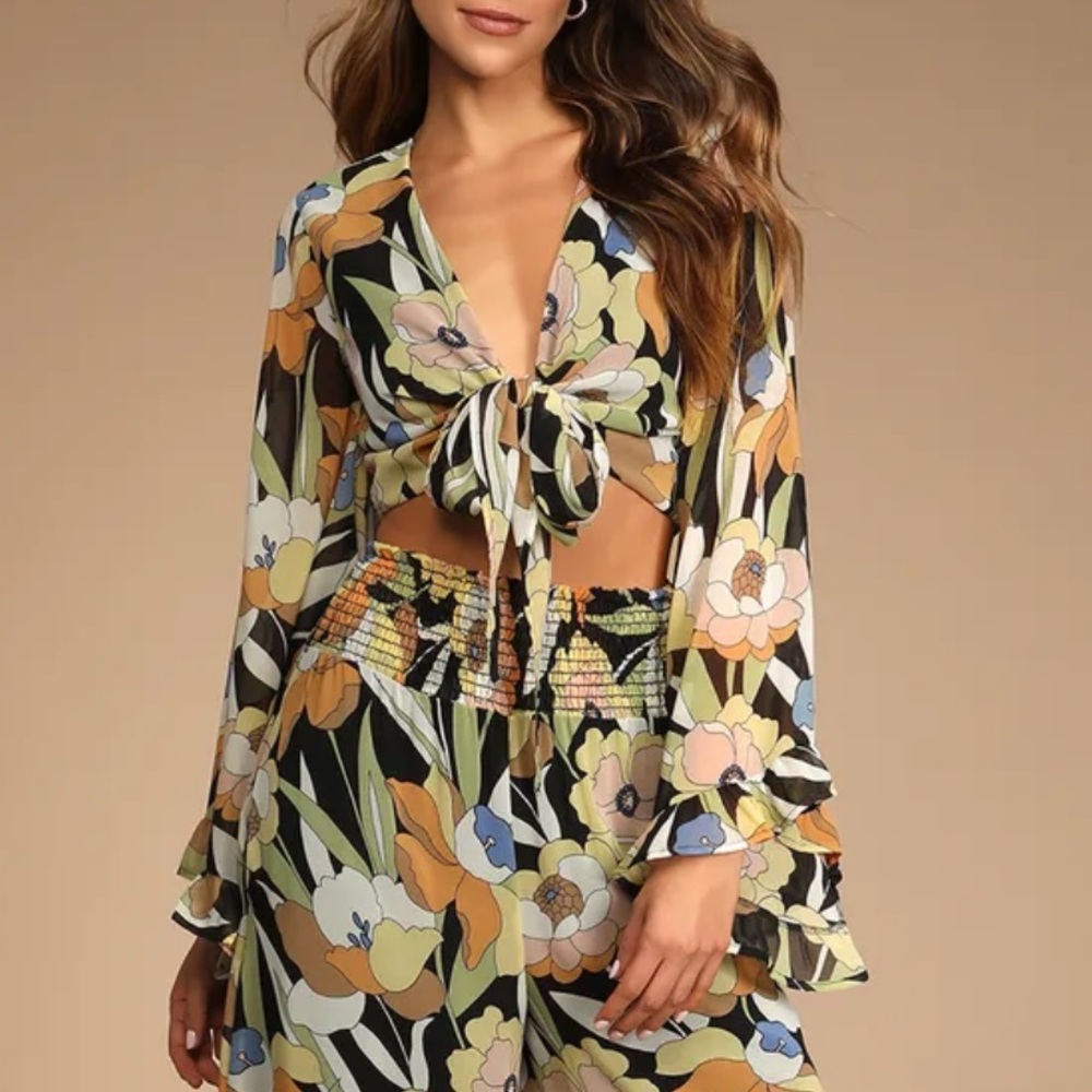 Lulu’s Ready for the Resort Black Floral Print Tie-Front Crop Top